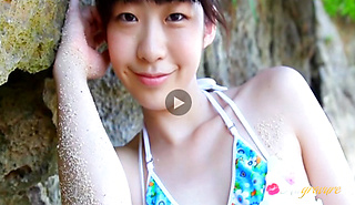 Aluring Japanese teen Suzuka Ito teases at the beach
